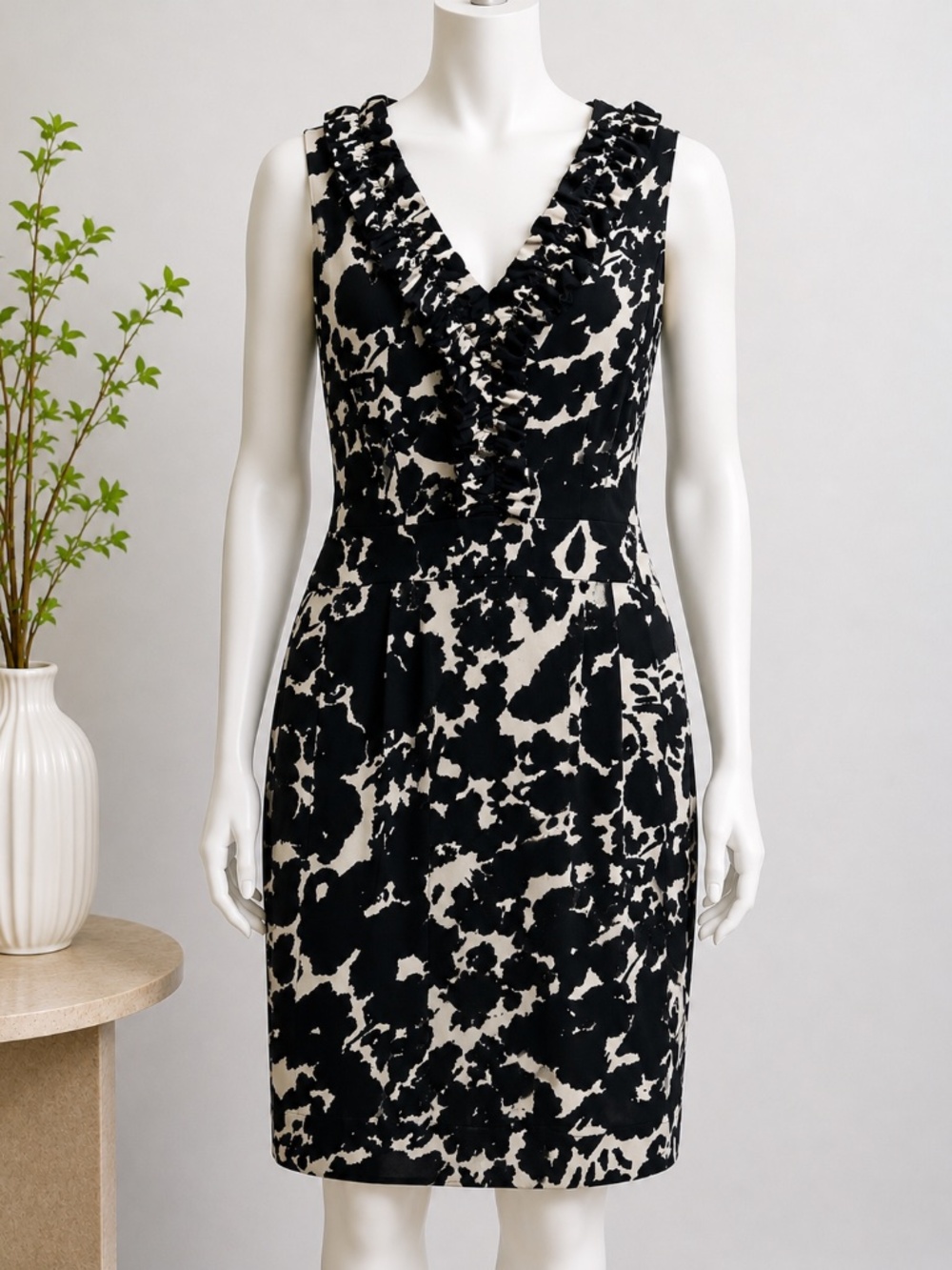 Just Taylor Black & White Abstract Print Ruffle V-Neck Sleeveless Dress Size 12